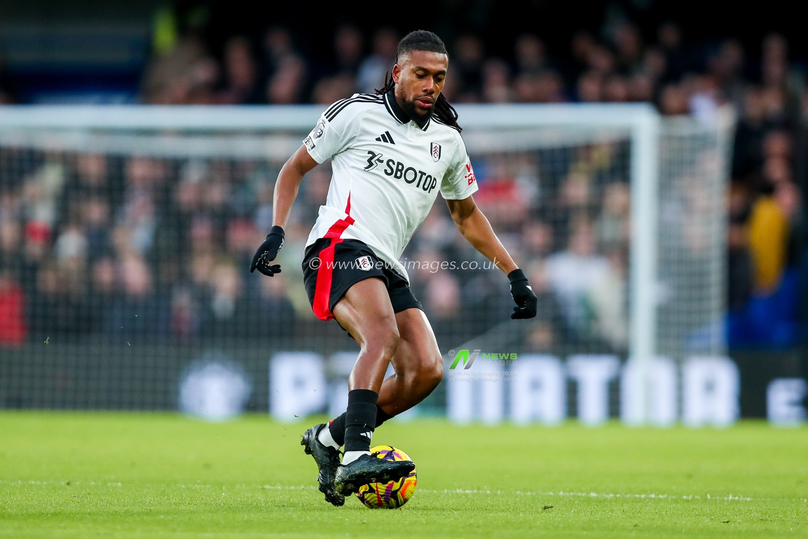 Alex Iwobi of Fulham runs with the ball during the Premier League match Chelsea vs Fulham at Stamford Bridge, London, United Kingdom, 26th December 2024

(Photo by Izzy Poles/News Images)