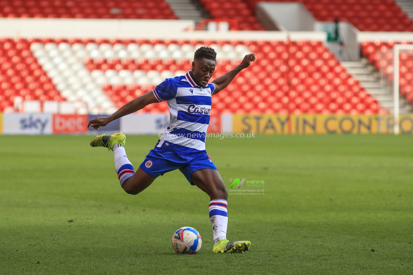 Andy Yiadom #17 of Reading crosses the ball