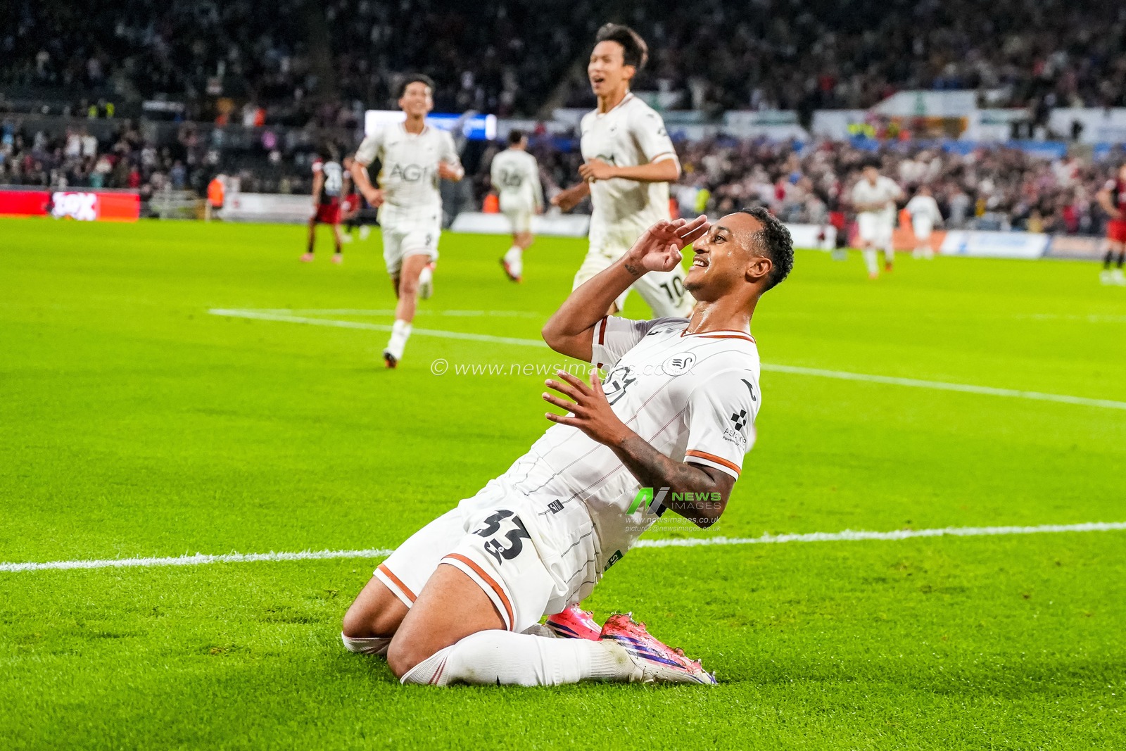 Adam Idah of Swansea City celebrates scoring his teams second goal during the Sky Bet Championship match Swansea City vs Watford at Swansea.com Stadium, Swansea, United Kingdom on 01 September 2026

(Photo by Andrew Lewis/News Images)