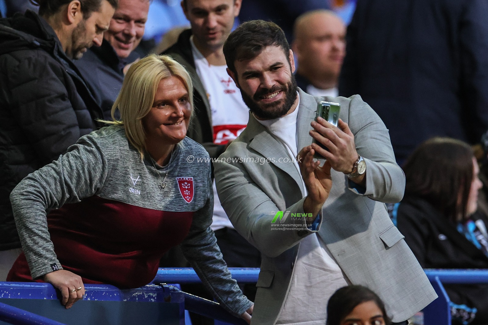 Alex Walmsley has a selfie with a fan during the Rugby League World Cup 2021 Group A match England vs France at University of Bolton Stadium, Bolton, United Kingdom, 22nd October 2022

(Photo by Mark Cosgrove/News Images)