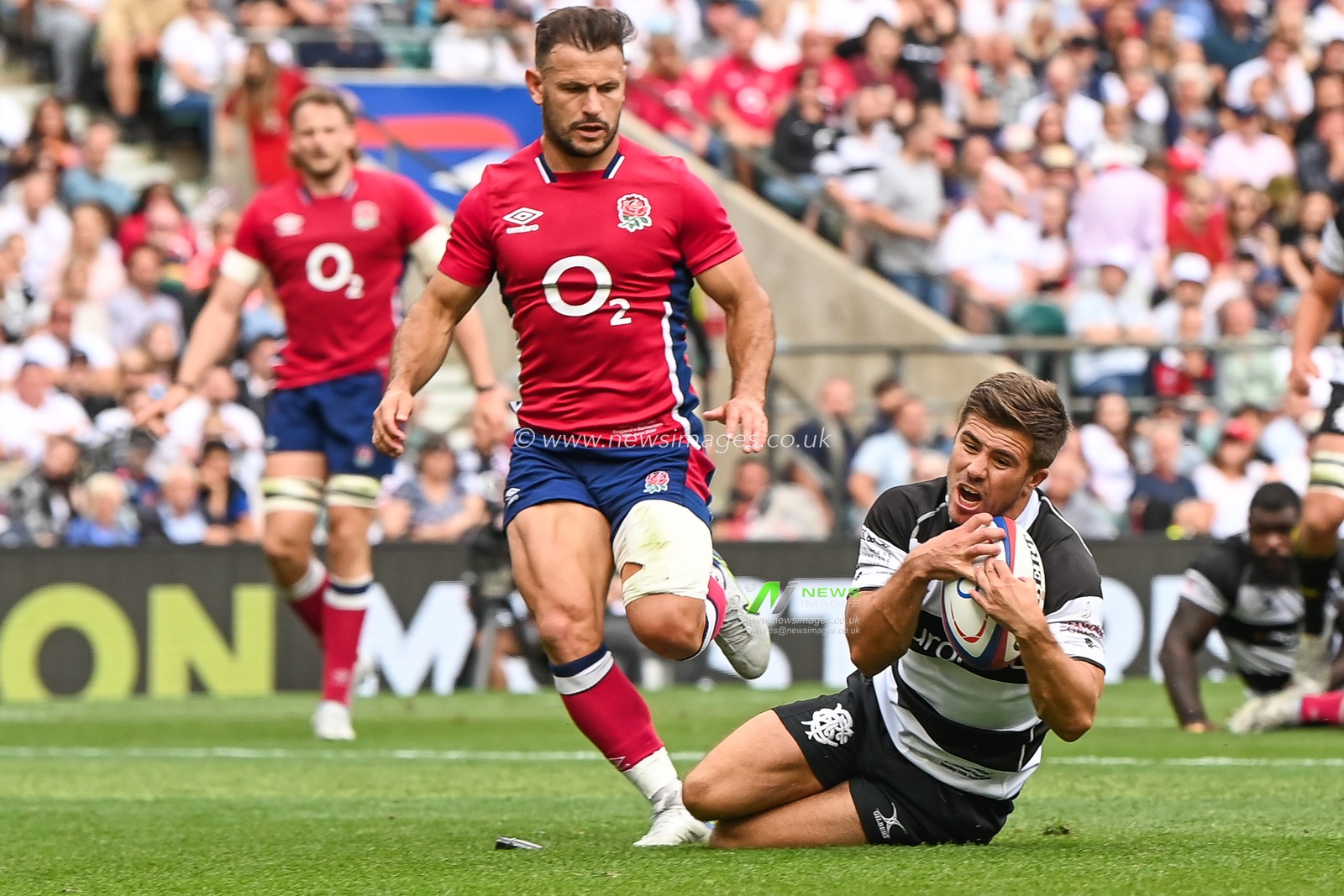 Louis Carbonel of Barbarians goes over for a try