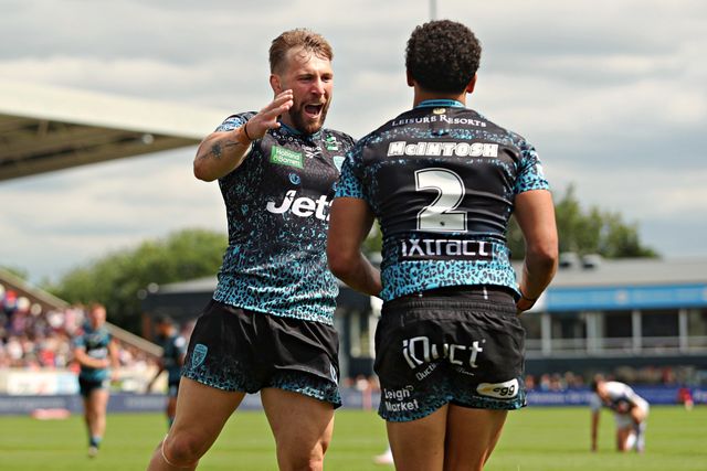 Darnell McIntosh of Leigh Leopards celebrates his try during the Betfred Super League Round 14 match Wakefield Trinity vs Leigh Leopards at DIY Kitchens Stadium, Wakefield, United Kingdom, 15th June 2025

(Photo by Sam Eaden/News Images)