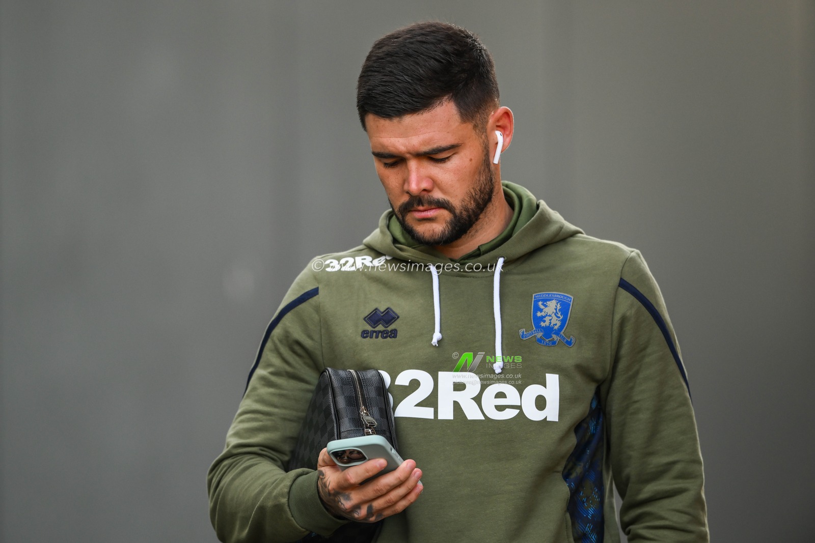 Alex Mowatt #4 of Middlesbrough arrives ahead of the Sky Bet Championship match Bristol City vs Middlesbrough at Ashton Gate, Bristol, United Kingdom, 10th April 2023

(Photo by Craig Thomas/News Images)