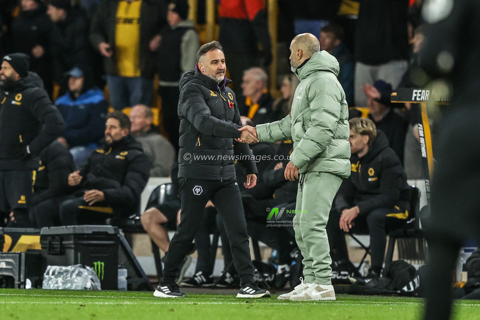 Vitor Pereira manager of Wolverhampton Wanderers shakes hands with Enzo Maresca manager of Chelsea after the game during the Carabao Cup Last 16 Wolverhampton Wanderers vs Chelsea at Molineux, Wolverhampton, United Kingdom, 29th October 2025

(Photo by Alfie Cosgrove/News Images)

*** GER AUT SUI OUT ***