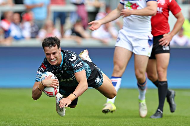 David Armstrong of Leigh Leopards scores a try during the Betfred Super League Round 14 match Wakefield Trinity vs Leigh Leopards at DIY Kitchens Stadium, Wakefield, United Kingdom, 15th June 2025

(Photo by Sam Eaden/News Images)