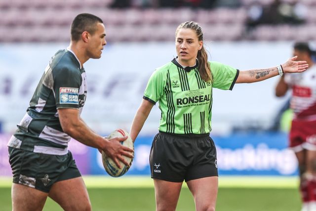 Referee Tara Jones gives instructions during the Betfred Super League round 6 match Wigan Warriors vs Huddersfield Giants at The Brick Community Stadium, Wigan, United Kingdom on 28 March 2026

(Photo by Alfie Cosgrove/News Images)