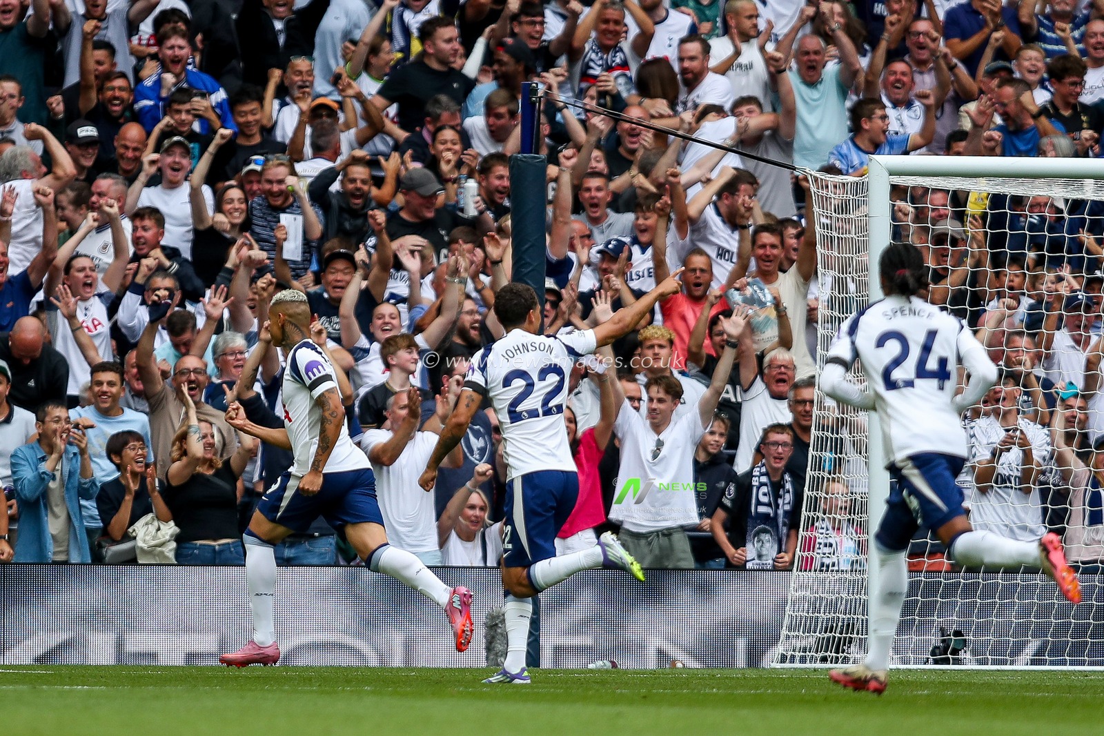 Richarlison of Tottenham Hotspur celebrates his goal to make it 1-0 during the Premier League match Tottenham Hotspur vs Burnley at Tottenham Hotspur Stadium, London, United Kingdom, 16th August 2025

(Photo by Izzy Poles/News Images)
