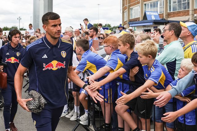 Karl Darlow of Leeds United is greeted by the Leeds fans during the Pre-season friendly match Leeds United vs Villarreal at Elland Road, Leeds, United Kingdom, 2nd August 2025

(Photo by Mark Cosgrove/News Images)