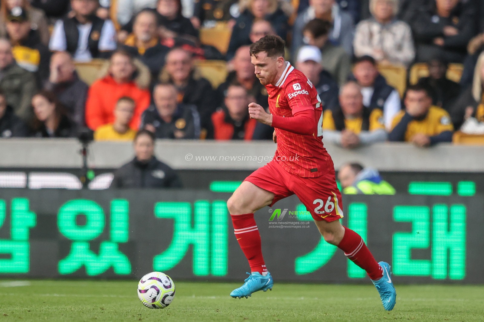 Andrew Robertson of Liverpool breaks with the ball during the Premier League match Wolverhampton Wanderers vs Liverpool at Molineux, Wolverhampton, United Kingdom, 28th September 2024

(Photo by Alfie Cosgrove/News Images)