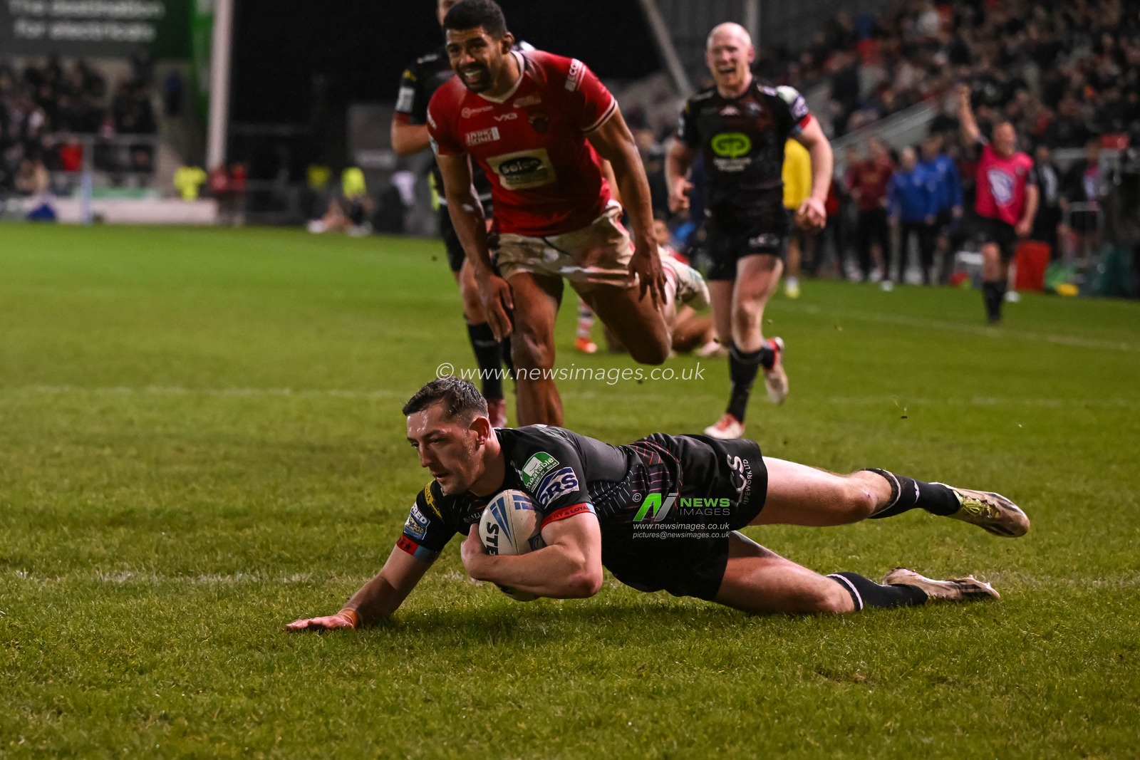 Jake Wardle of Wigan Warriors goes over for a try during the Betfred Super League Round 5 match Salford Red Devils vs Wigan Warriors at Salford Community Stadium, Eccles, United Kingdom, 14th March 2024

(Photo by Craig Thomas/News Images)