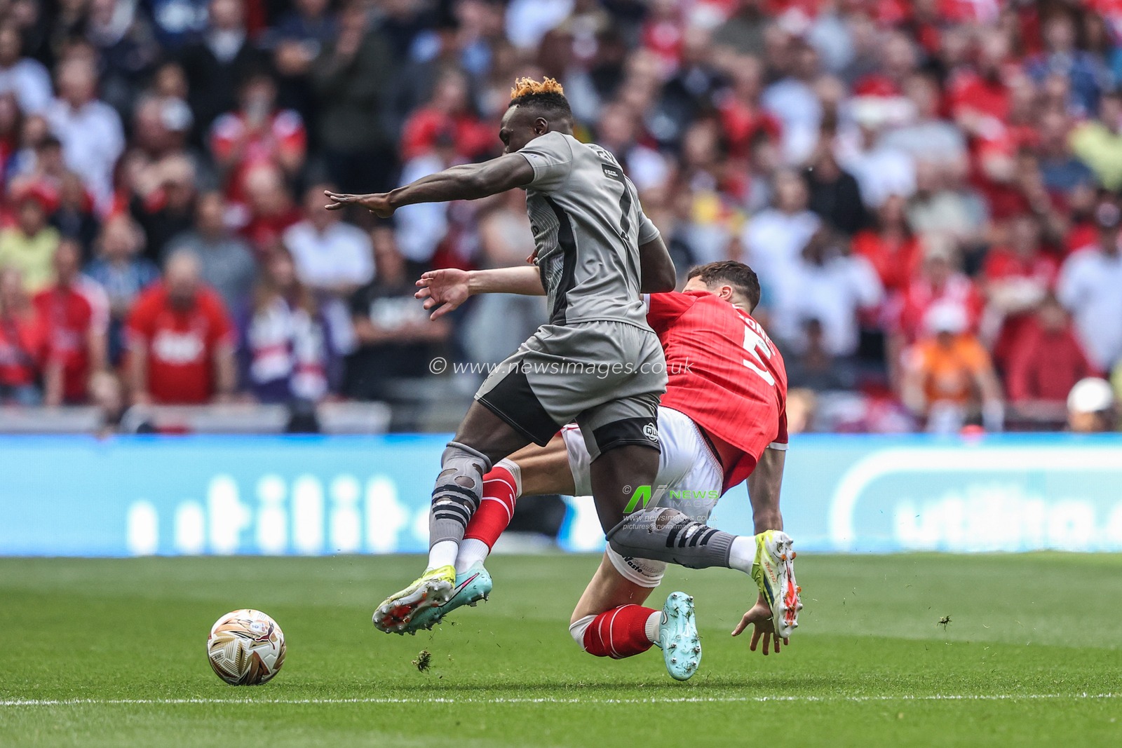 Daniel Agyei of Leyton Orient is fouled by Lloyd Jones of Charlton Athletic during the Sky Bet League 1 Playoff Final match Charlton Athletic vs Leyton Orient at Wembley Stadium, London, United Kingdom, 25th May 2025

(Photo by Alfie Cosgrove/News Images)