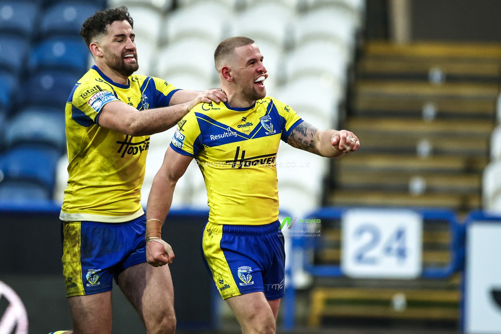 Matt Dufty of Warrington Wolves goes over for a try during the Betfred Super League Round 1 match Huddersfield Giants vs Warrington Wolves at John Smith's Stadium, Huddersfield, United Kingdom, 16th February 2025

(Photo by Mark Cosgrove/News Images)