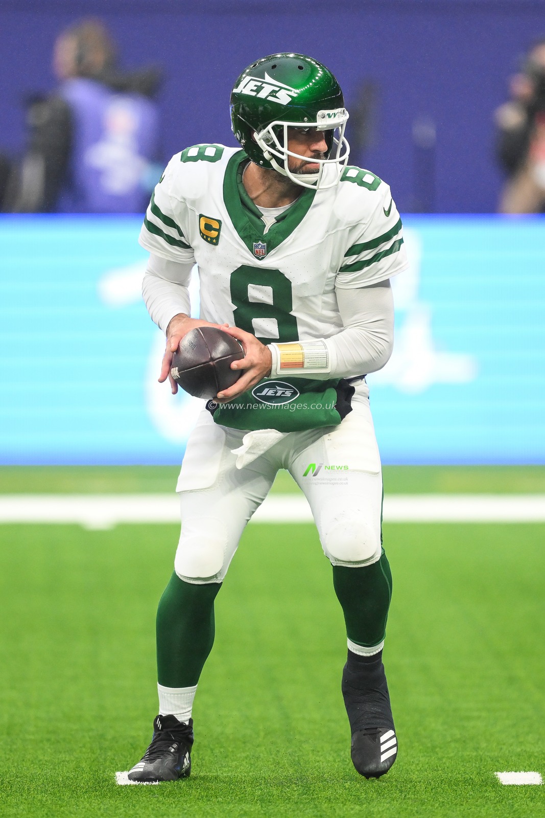 Aaron Rodgers of the New York Jets in action during a drive in the Week 5 match New York Jets vs Minnesota Vikings at Tottenham Hotspur Stadium, London, United Kingdom, 6th October 2024

(Photo by Craig Thomas/News Images)