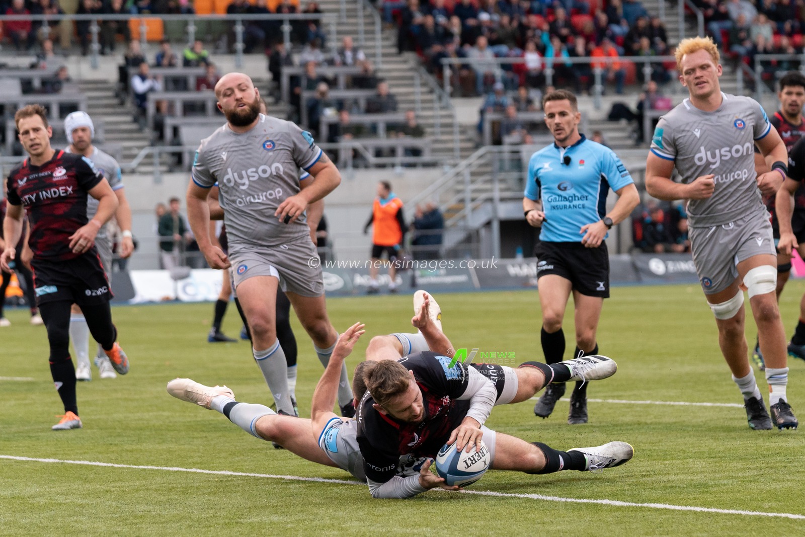 Elliot Daly #13 of Saracens scores a try during the Gallagher Premiership match Saracens vs Bath Rugby at StoneX Stadium, London, United Kingdom, 15th October 2022

(Photo by Richard Washbrooke/News Images)