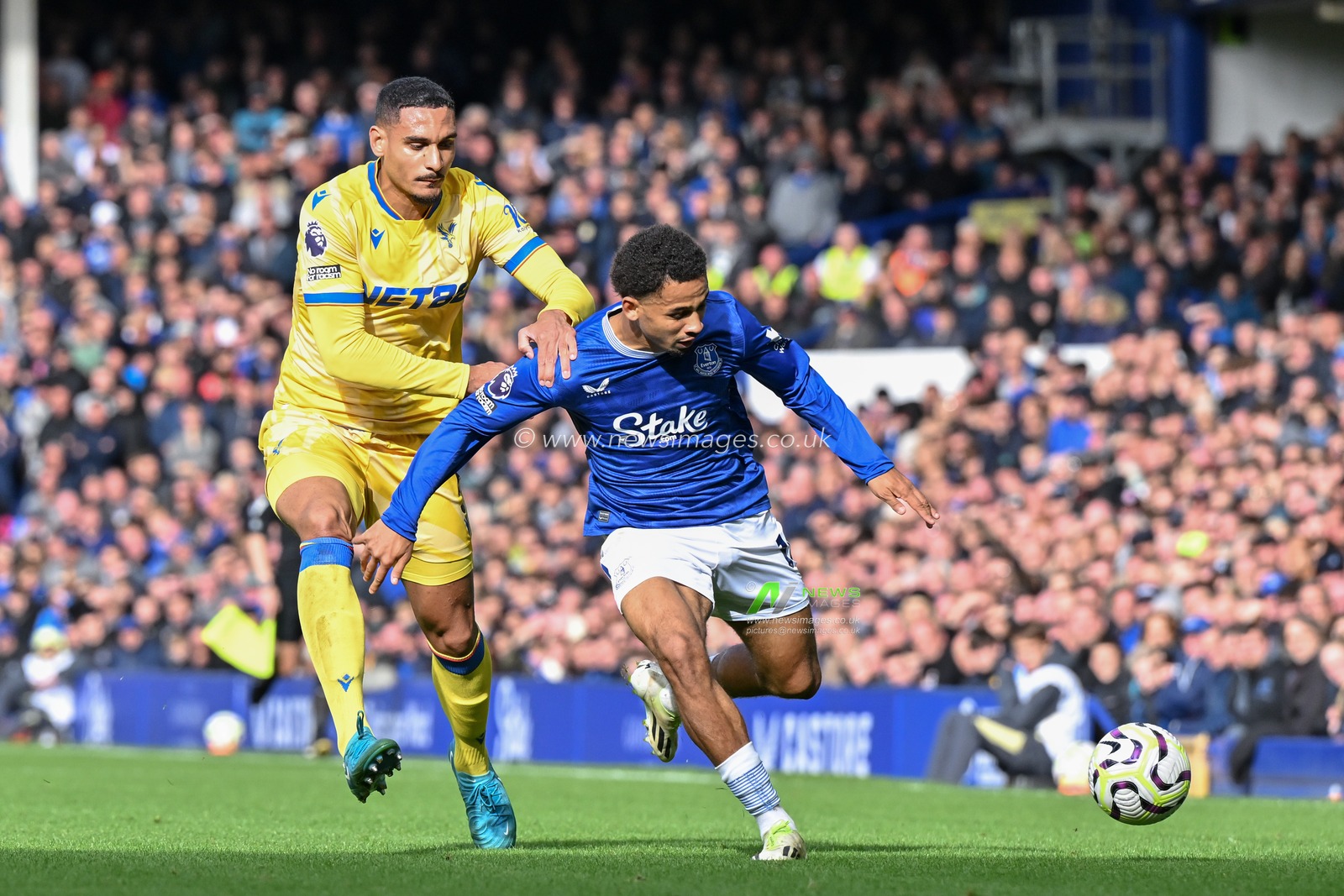 Iliman Ndiaye of Everton holds off Daniel MuÃ±oz of Crystal Palace during the Premier League match Everton vs Crystal Palace at Goodison Park, Liverpool, United Kingdom, 28th September 2024

(Photo by Cody Froggatt/News Images)