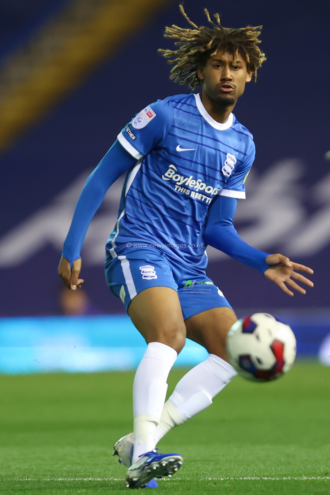 Dion Sanderson #28 of Birmingham City passes the ball during the Sky Bet Championship match Birmingham City vs Burnley at St Andrews, Birmingham, United Kingdom, 19th October 2022

(Photo by Simon Bissett/News Images)