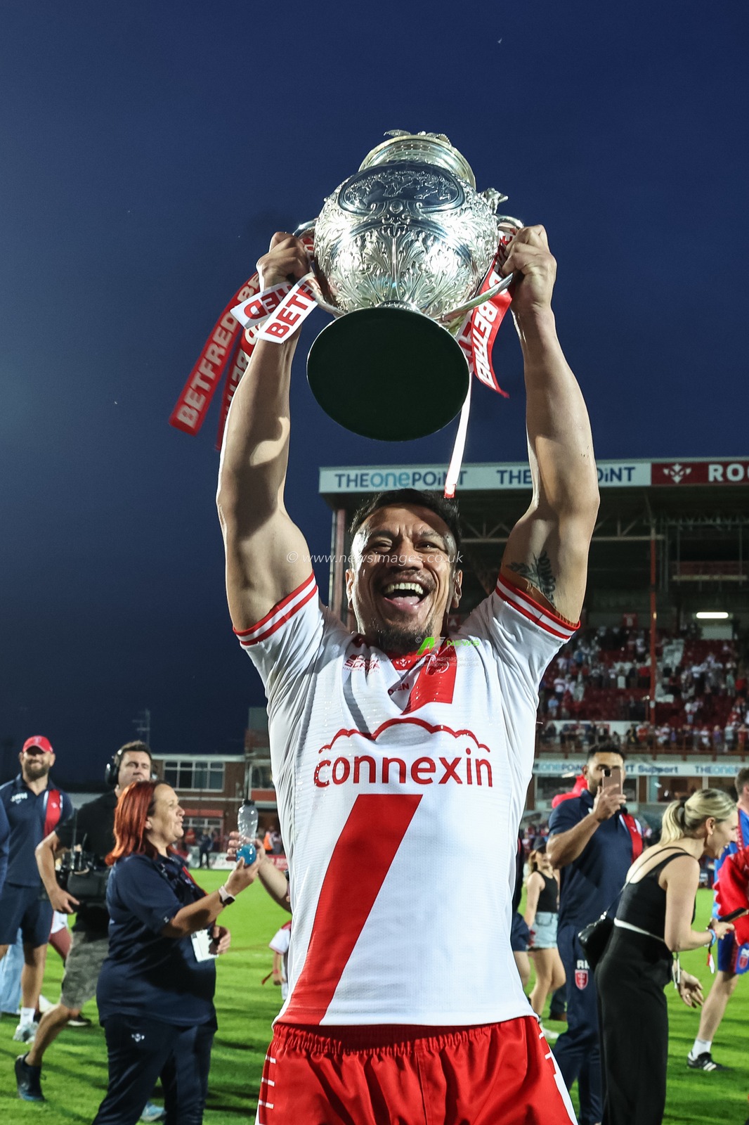 Sauaso Sue of Hull KR lifts the Challenge Cup in front of packed out Sewell Group Craven Park during the Betfred Super League Round 14 Hull KR vs Catalans Dragons at Sewell Group Craven Park, Kingston upon Hull, United Kingdom, 13th June 2025

(Photo by Mark Cosgrove/News Images)