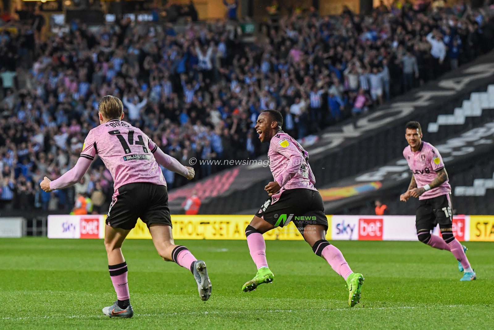Saido Berahino #24 of Sheffield Wednesday scores a goal to make it 0-1