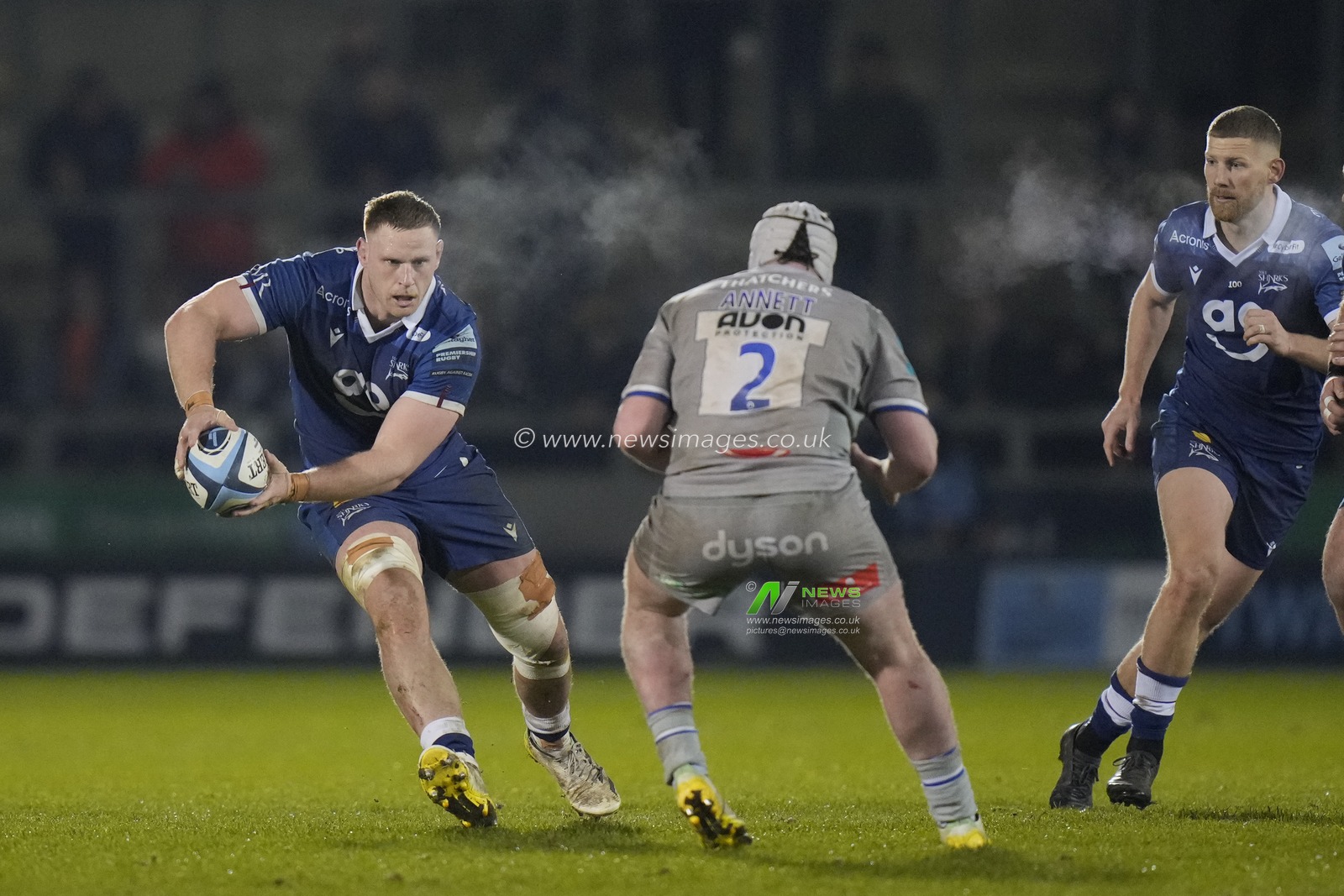 Jean-Luc Du Preez #8 of Sale Sharks sets to pass to his brother Rob Du Preez during the Gallagher Premiership match Sale Sharks vs Bath Rugby at AJ Bell Stadium, Eccles, United Kingdom, 27th January 2023

(Photo by Steve Flynn/News Images)