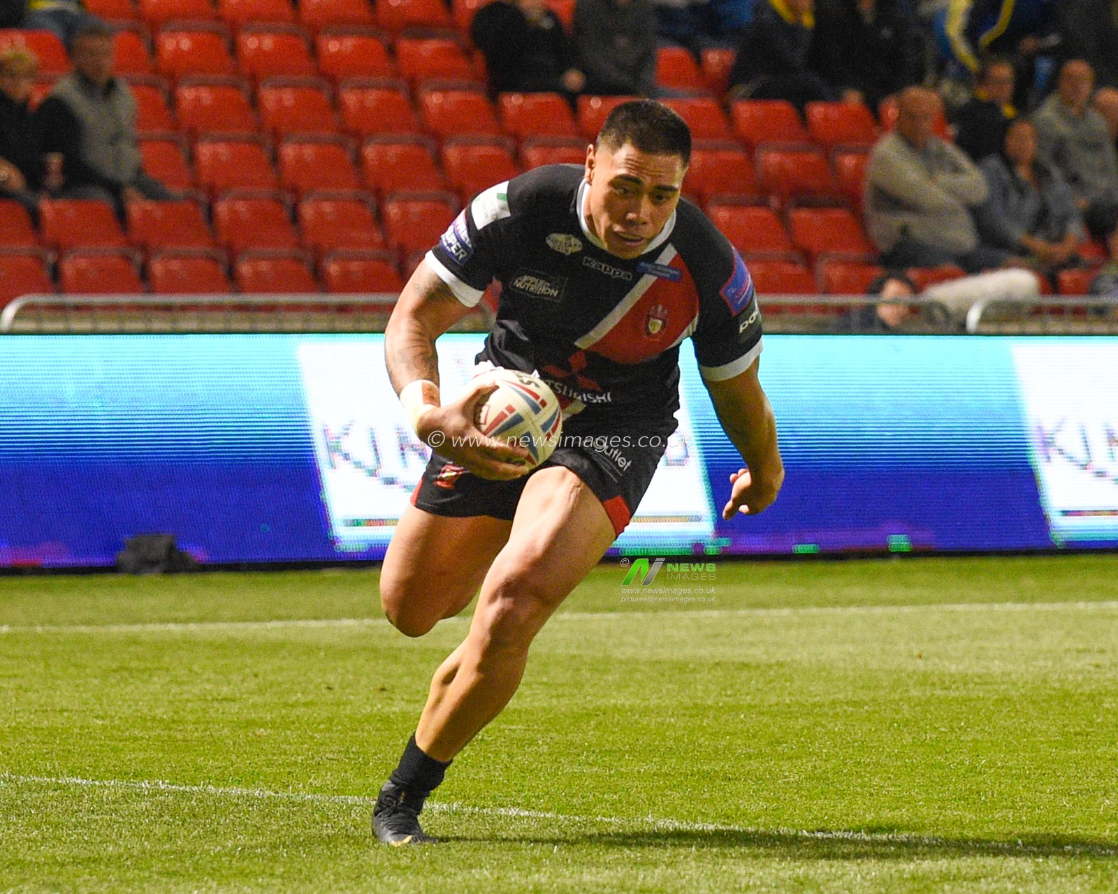 29th August 2019 ,  AJ Bell Stadium, Salford, England;  Betfred Super League Rugby, Round 27, Salford Red Devils vs Warrington Wolves ; Ken Sio (23) of Salford Red Devils scores his hat-trick

Credit: Richard Long/News Images