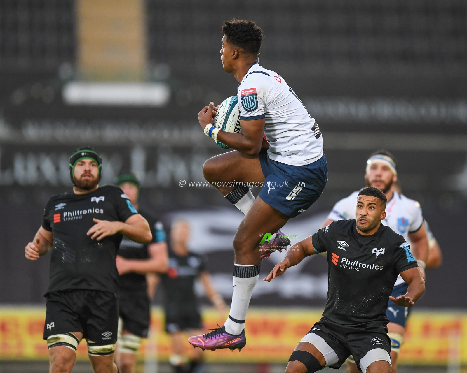 Canan Moodie of Vodacom Bulls, claims the high ball