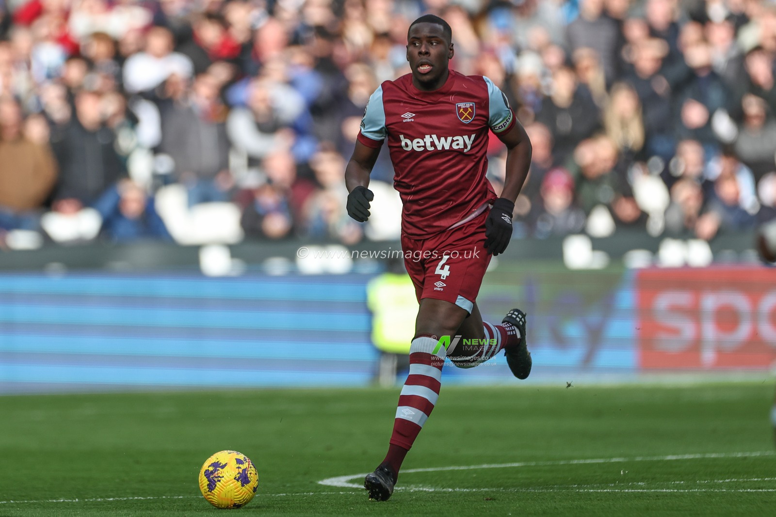 Kurt Zouma of West Ham United breaks with the ball during the Premier League match West Ham United vs Arsenal at London Stadium, London, United Kingdom, 11th February 2024

(Photo by Mark Cosgrove/News Images)