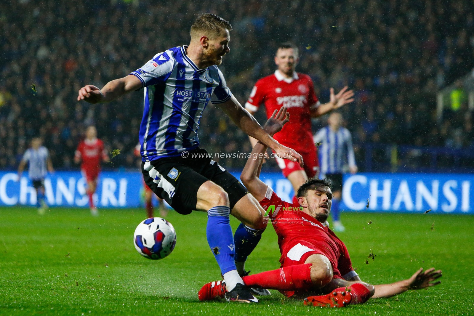 Michael Smith #24 of Sheffield Wednesday and Tom Flanagan #33 of Shrewsbury Town during the Sky Bet League 1 match Sheffield Wednesday vs Shrewsbury Town at Hillsborough, Sheffield, United Kingdom, 19th November 2022

(Photo by Ben Early/News Images)