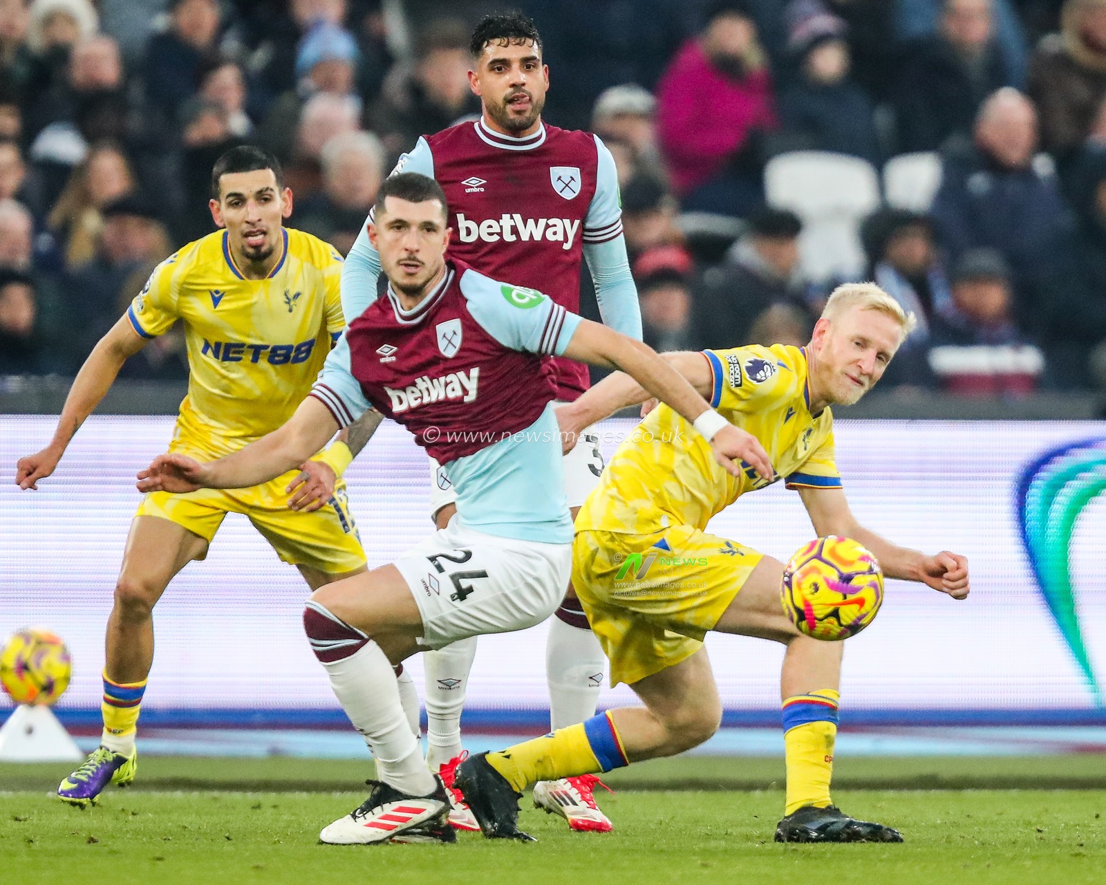 Guido Rodriguez of West Ham United battles for the ball with Will Hughes of Crystal Palace during the Premier League match West Ham United vs Crystal Palace at London Stadium, London, United Kingdom, 18th January 2025

(Photo by Izzy Poles/News Images)