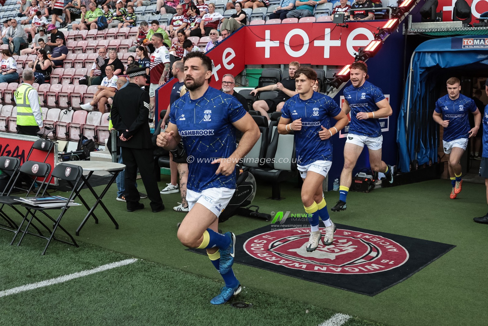 Toby King of Warrington Wolves in the pre-game warm up during the Betfred Super League round 18 match Wigan Warriors vs Warrington Wolves at The Brick Community Stadium, Wigan, United Kingdom on 10 July 2026

(Photo by Mark Cosgrove/News Images)