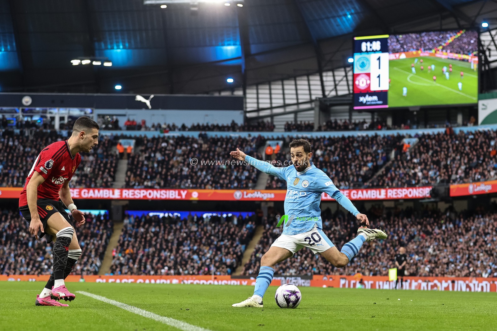 Bernardo Silva of Manchester City breaks with the ball during the Premier League match Manchester City vs Manchester United at Etihad Stadium, Manchester, United Kingdom, 3rd March 2024

(Photo by Mark Cosgrove/News Images)