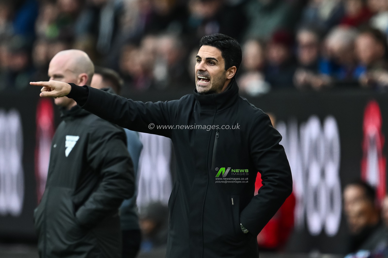 Mikel Arteta Manager of Arsenal gives his team instructions during the Premier League match Burnley vs Arsenal at Turf Moor, Burnley, United Kingdom, 17th February 2024

(Photo by Craig Thomas/News Images)