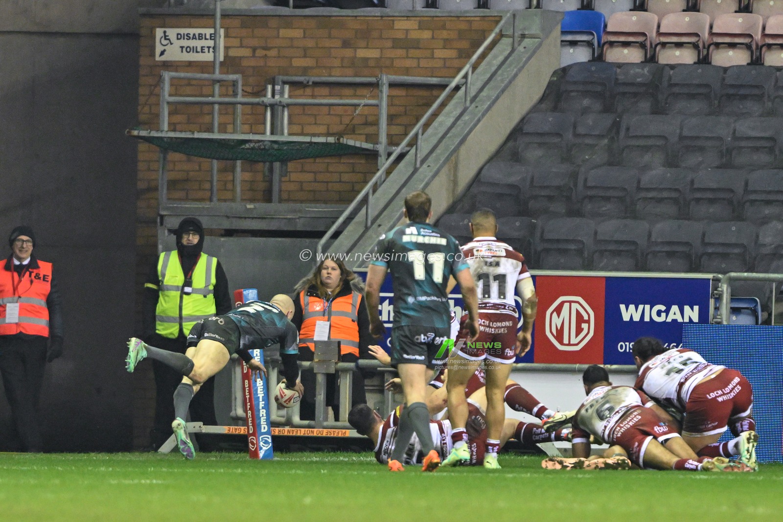 Adam Swift of Huddersfield Giants goes over for a try to make it 18-8, during the Betfred Super League Round 3 match Wigan Warriors vs Huddersfield Giants at DW Stadium, Wigan, United Kingdom, 1st March 2024

(Photo by Cody Froggatt/News Images)