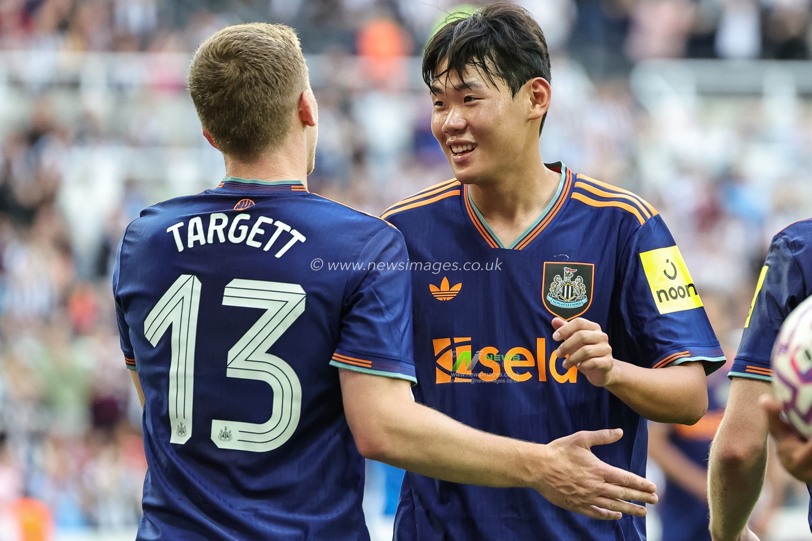 Matt Targett of Newcastle Untied celebrates his goal to make it 1-1 with Seung-soo Park of Newcastle Untied  during the Pre-season friendly Newcastle United vs Espanyol at St. James's Park, Newcastle, United Kingdom, 8th August 2025

(Photo by Mark Cosgrove/News Images)