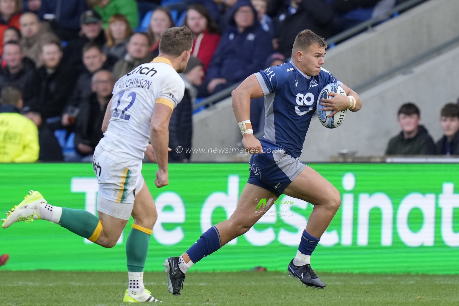 Joe Carpenter #15 of Sale Sharks makes a break during the Gallagher Premiership match Sale Sharks vs Northampton Saints at AJ Bell Stadium, Eccles, United Kingdom, 15th October 2023

(Photo by Steve Flynn/News Images)