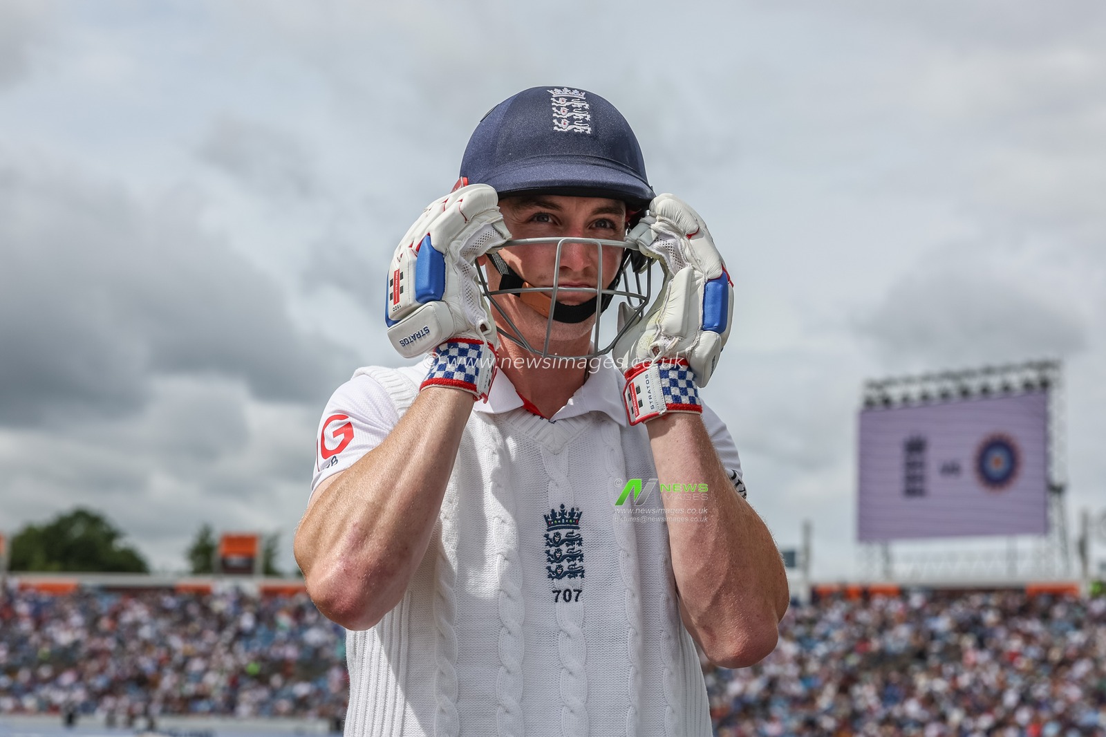 Harry Brook of England pops his helmet on as he goes out to bat during the 1st Rothesay Test Match, Day 3 England vs India at Headingley Cricket Ground, Leeds, United Kingdom, 22nd June 2025

(Photo by Mark Cosgrove/News Images)