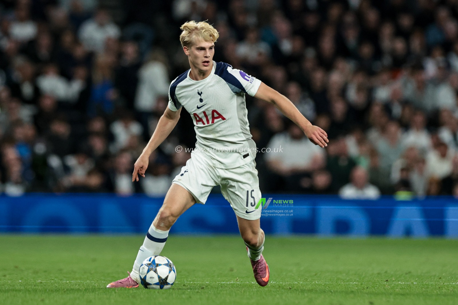 Lucas Bergvall of Tottenham Hotspur with this ball at his feet during the UEFA Champions League match Tottenham Hotspur vs Villarreal at Tottenham Hotspur Stadium, London, United Kingdom, 16th September 2025

(Photo by Mark Cosgrove/News Images)
