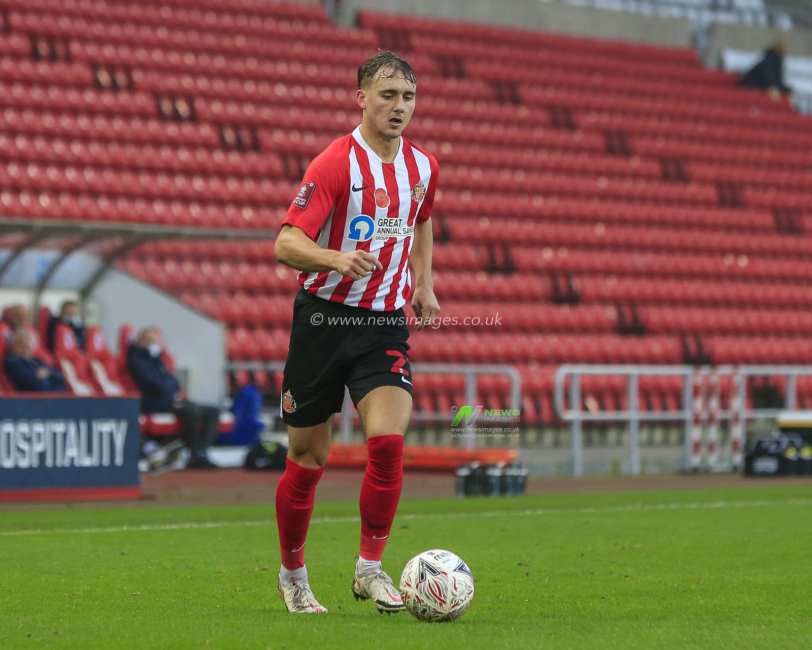 Jack Diamond #21 of Sunderland in possession of the ball