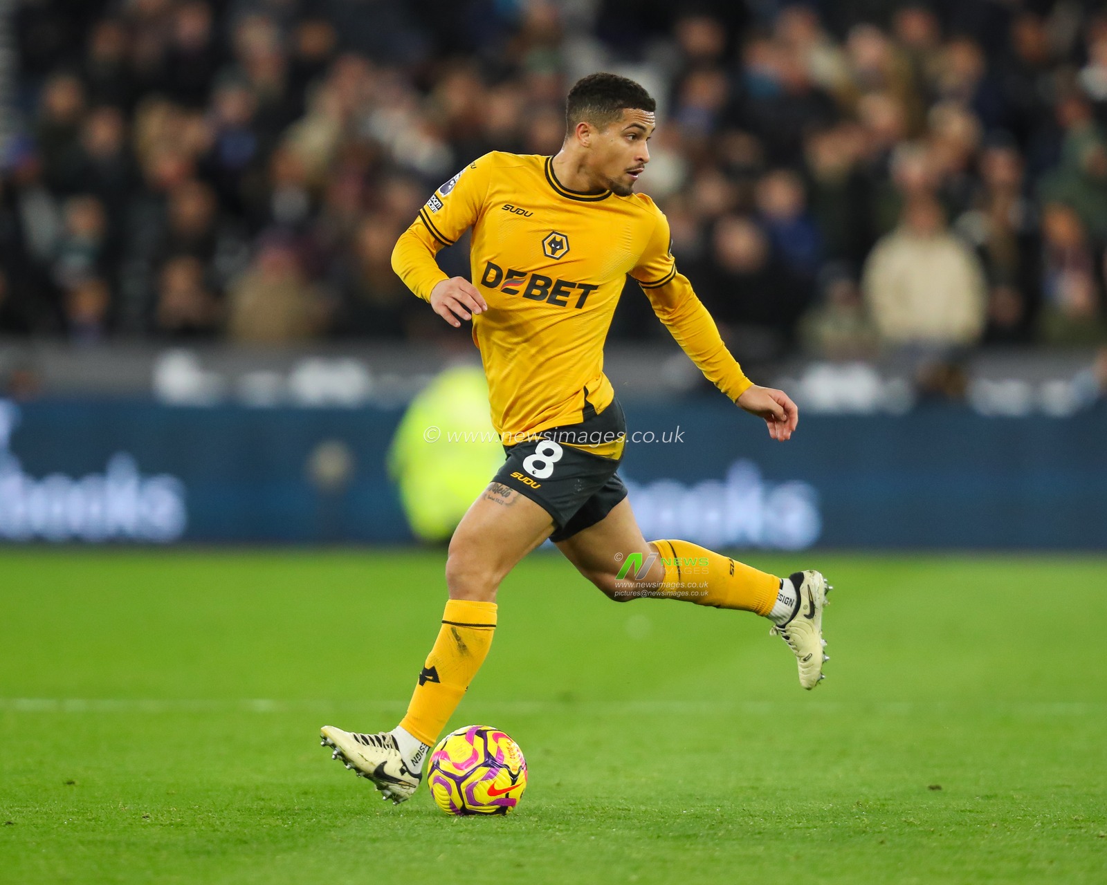 JoÃ£o Gomes of Wolverhampton Wanderers makes a break with the ball during the Premier League match West Ham United vs Wolverhampton Wanderers at London Stadium, London, United Kingdom, 9th December 2024

(Photo by Izzy Poles/News Images)