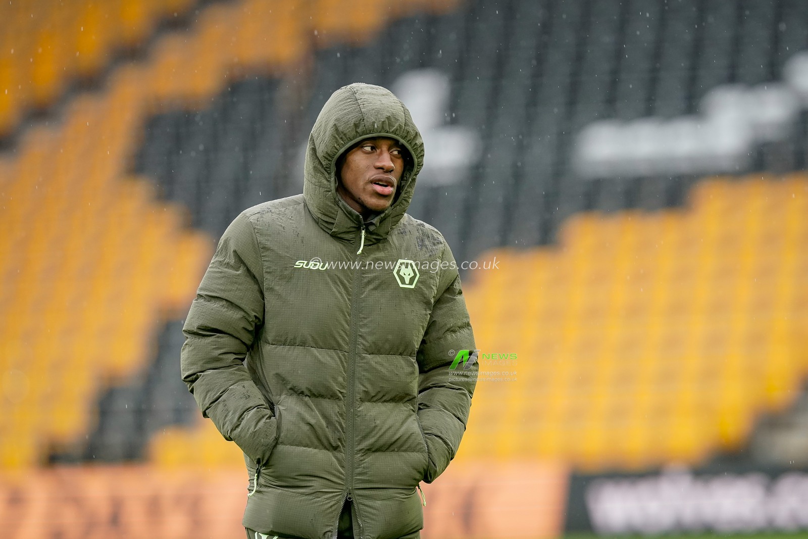 Chelsea players inspect the pitch prior to kick off during the Premier League match Wolverhampton Wanderers vs Chelsea at Molineux, Wolverhampton, United Kingdom on 07 February 2026

(Photo by Maynard Manyowa/News Images)