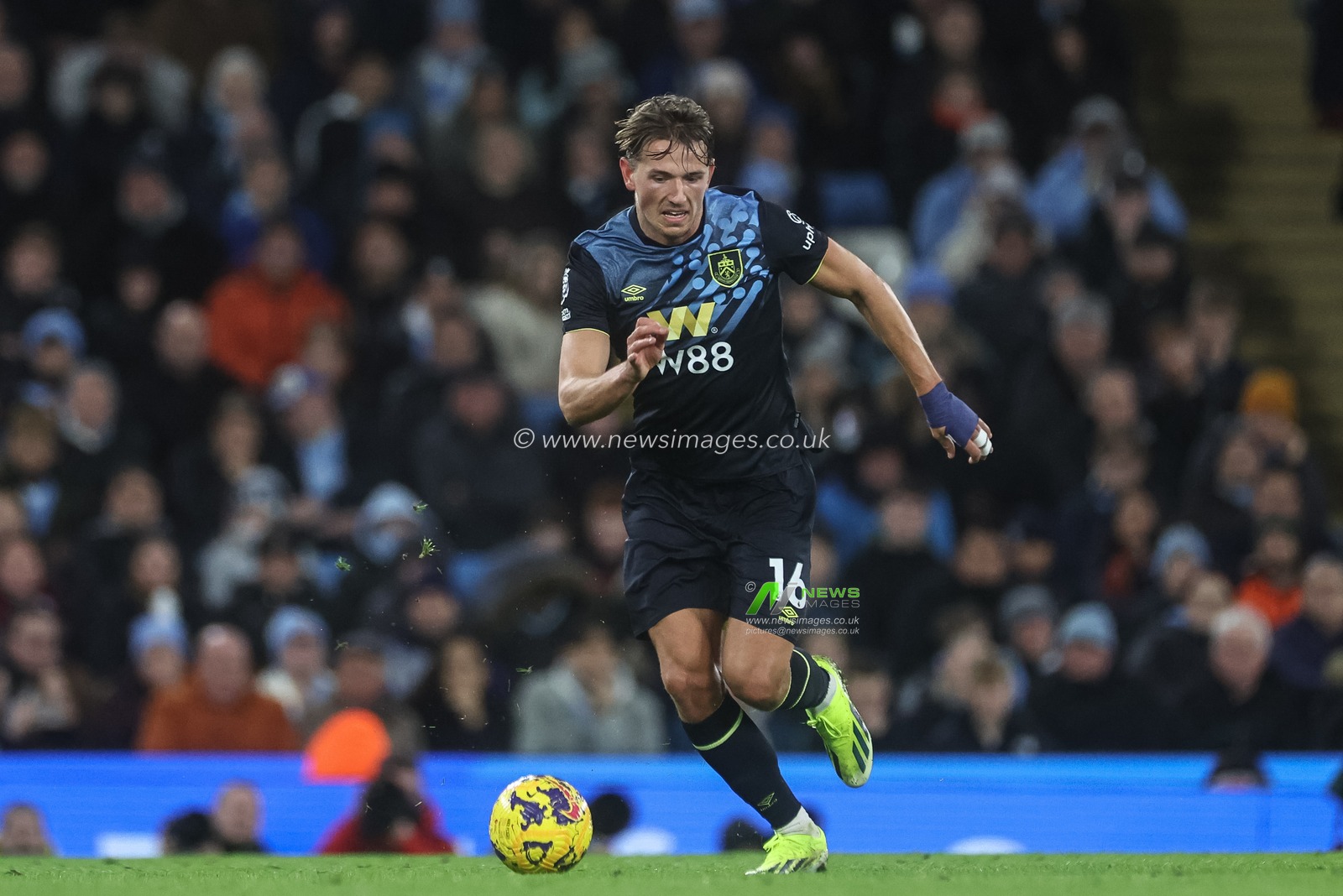 Sander Berge of Burnley breaks with the ball during the Premier League match Manchester City vs Burnley at Etihad Stadium, Manchester, United Kingdom, 31st January 2024

(Photo by Mark Cosgrove/News Images)