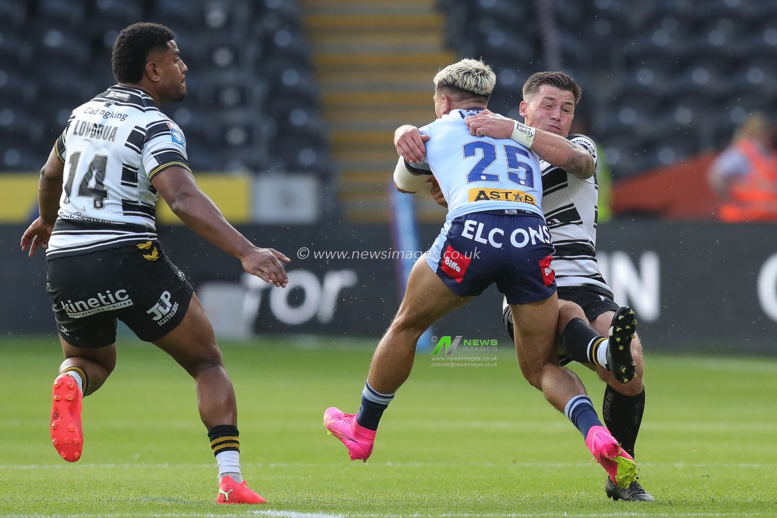 Tee Ritson #25 of St Helens is tackled by Jamie Shaul #29 of Hull FC during the Betfred Super League Round 16 match Hull FC vs St Helens at MKM Stadium, Hull, United Kingdom, 22nd June 2023

(Photo by James Heaton/News Images)