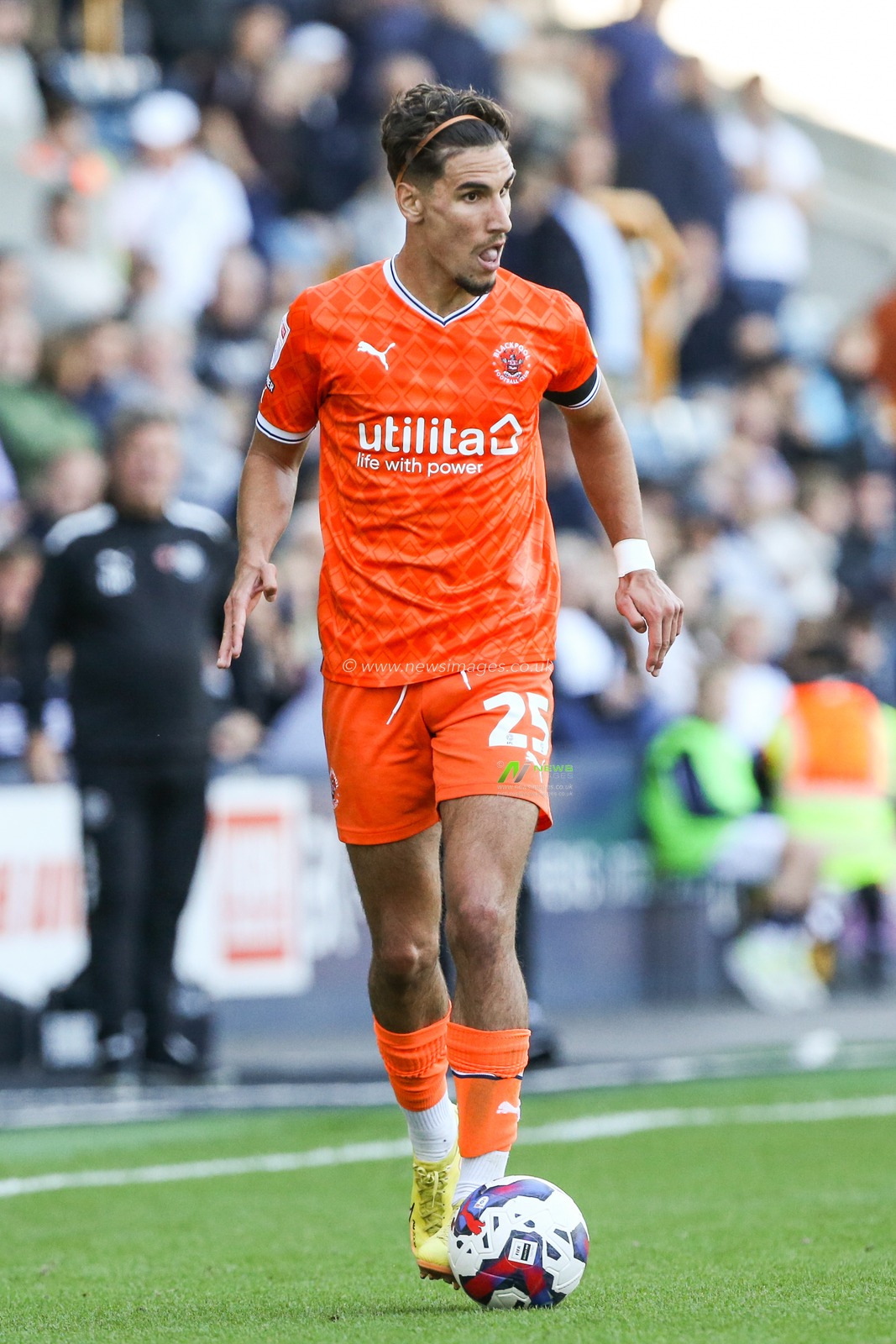 Theo Corbeanu #25 of Blackpool on the ball during the Sky Bet Championship match Millwall vs Blackpool at The Den, London, United Kingdom, 17th September 2022

(Photo by Arron Gent/News Images)