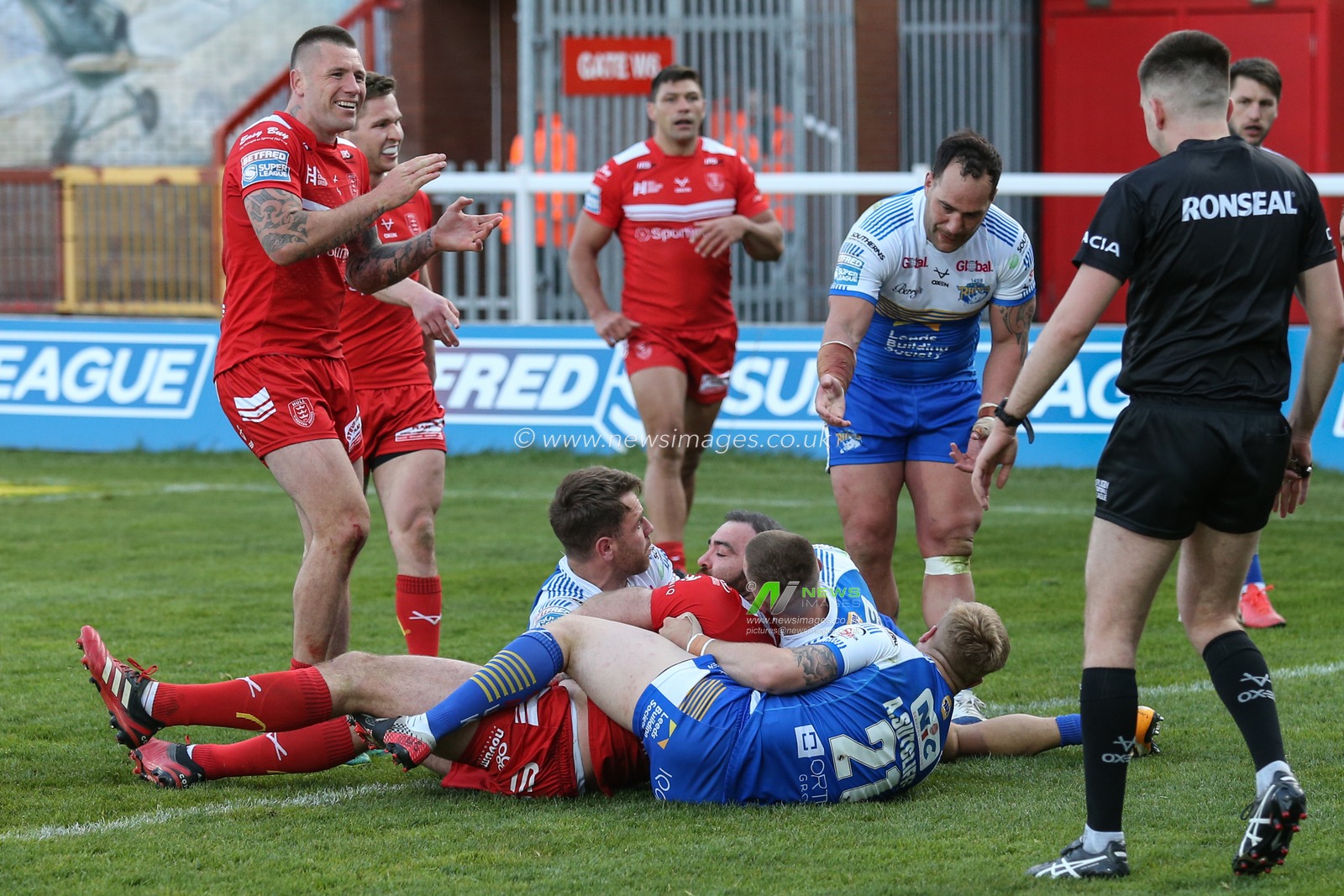 Kane Linnett (12) of Hull KR goes over for his second try