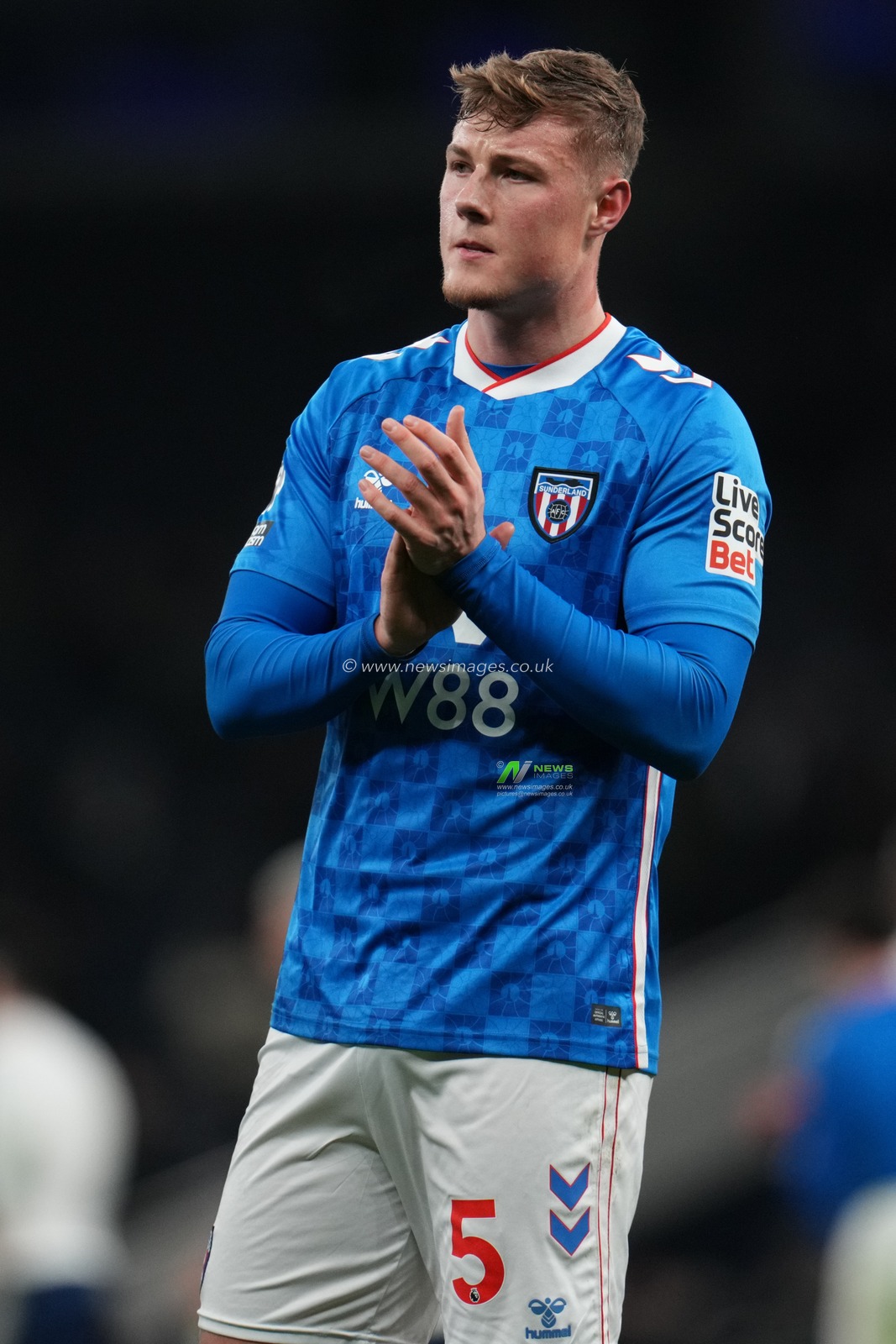 Daniel Ballard of Sunderland at full time during the Premier League match Tottenham Hotspur vs Sunderland at Tottenham Hotspur Stadium, London, United Kingdom, 4th January 2026

(Photo by Harvey Murphy/News Images)

*** GER AUT SUI OUT ***