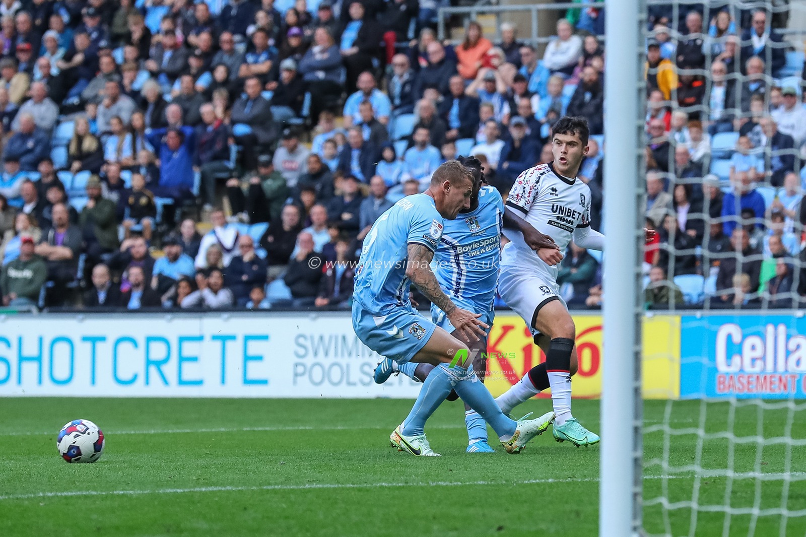 Ryan Giles #3 of Middlesbrough passes the ball during the Sky Bet Championship match Coventry City vs Middlesbrough at Coventry Building Society Arena, Coventry, United Kingdom, 1st October 2022

(Photo by Gareth Evans/News Images)