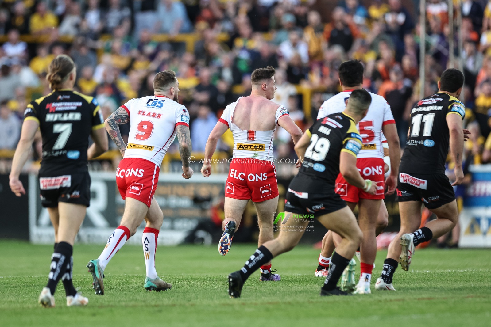 Jack Welsby of St. Helens has his shirt ripped in a tackle during the Betfred Super League Round 11 match Castleford Tigers vs St Helens at The Mend-A-Hose Jungle, Castleford, United Kingdom, 10th May 2024

(Photo by Mark Cosgrove/News Images)