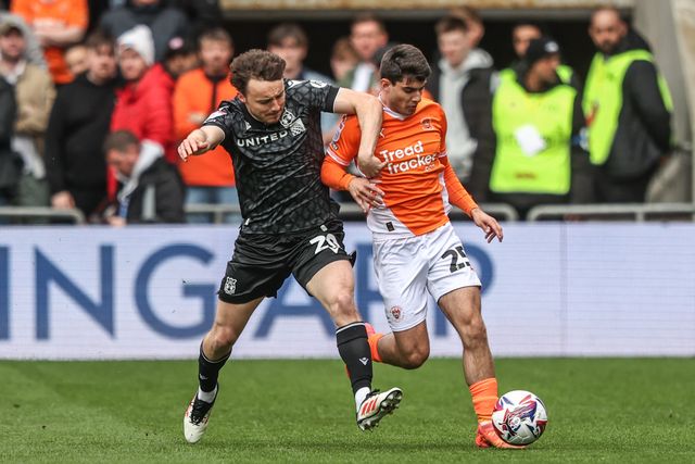 Ollie Rathbone of Wrexham and Rob Apter of Blackpool battle for the ball during the Sky Bet League 1 match Blackpool vs Wrexham at Bloomfield Road, Blackpool, United Kingdom, 21st April 2025

(Photo by Alfie Cosgrove/News Images)