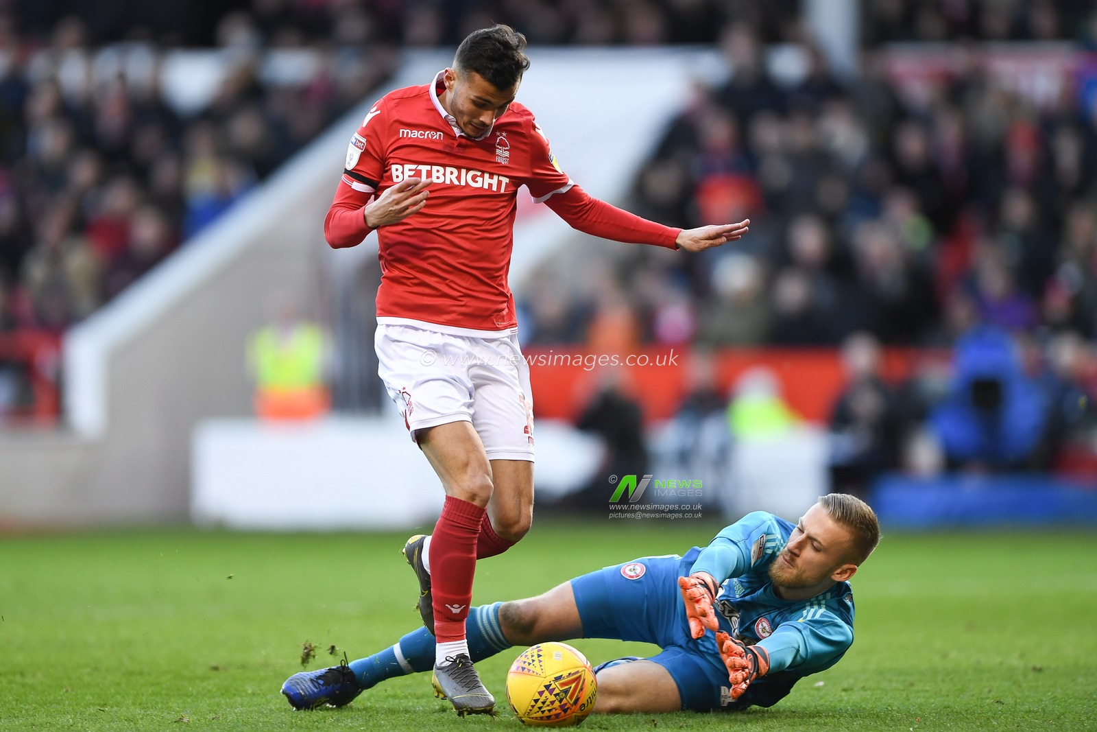 9th February 2019, City Ground, Nottingham, England ; Sky Bet Championship, Nottingham Forest v Brentford : Daniel Bentley (1) of Brentford attempt to stop Diogo Goncalves (19) of Nottingham Forest 

Credit: Jon Hobley/News Images

English Football League images are subject to DataCo Licence