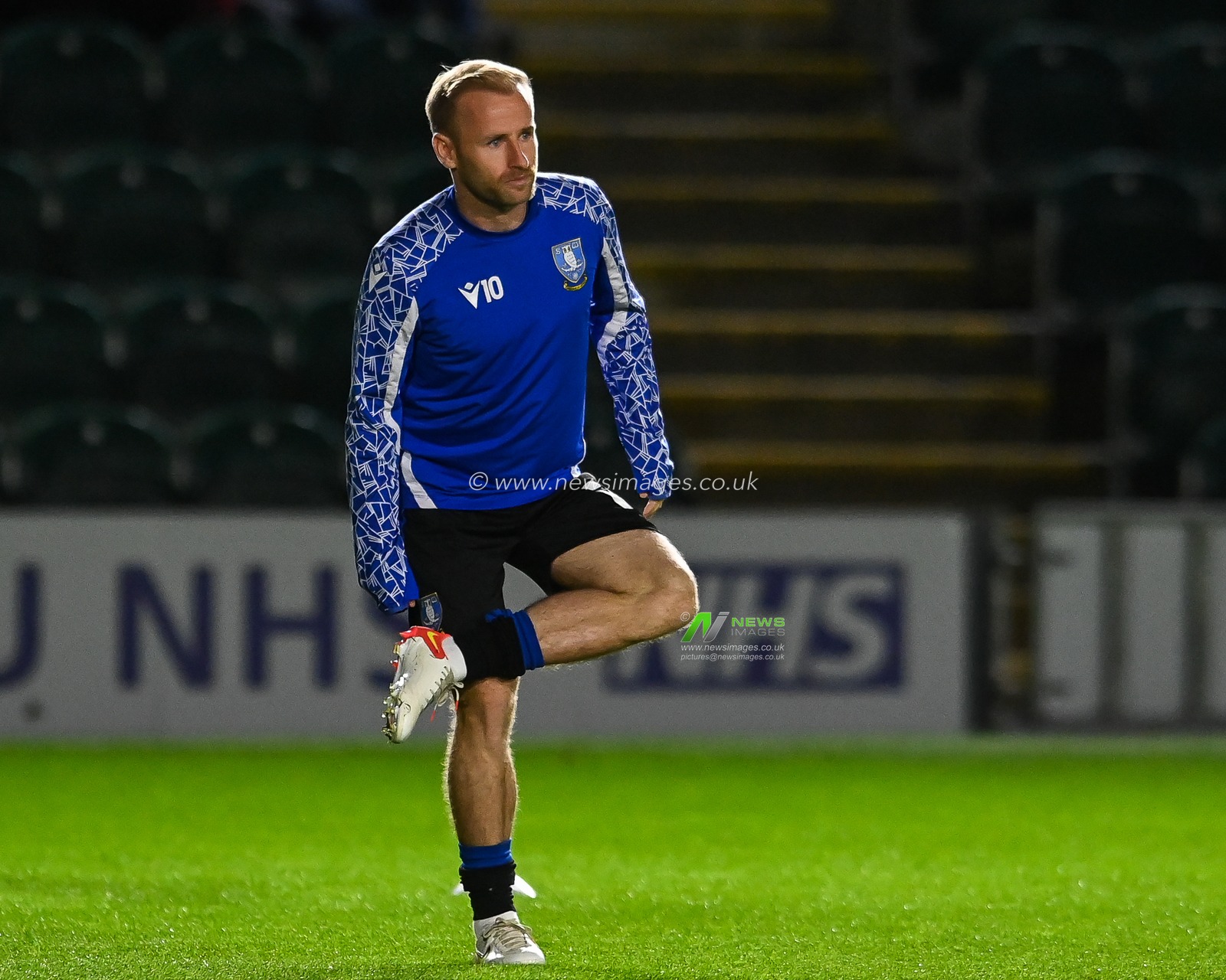 Barry Bannan #10 of Sheffield Wednesday stretches during the pre-game warmup