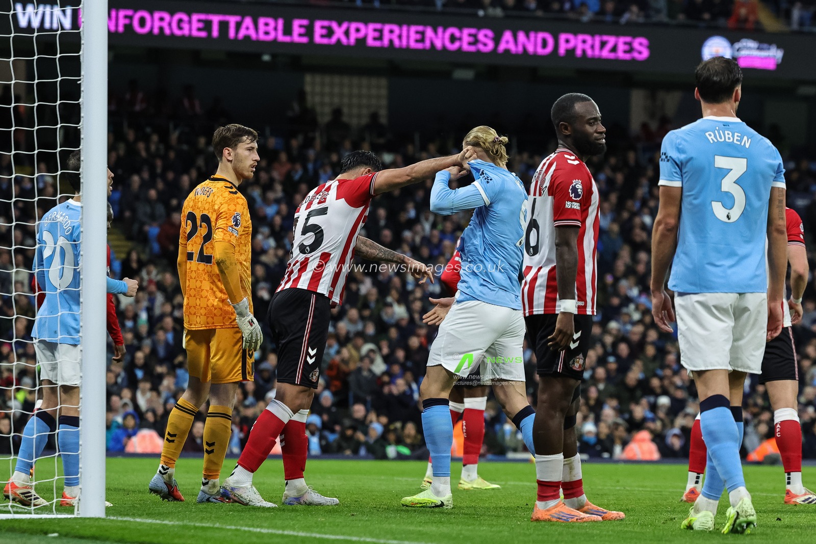Altercation with Omar Alderete of Sunderland and Erling Haaland of Manchester City ‘during the Premier League match Manchester City vs Sunderland at Etihad Stadium, Manchester, United Kingdom, 6th December 2025

(Photo by Mark Cosgrove/News Images)

*** GER AUT SUI OUT ***